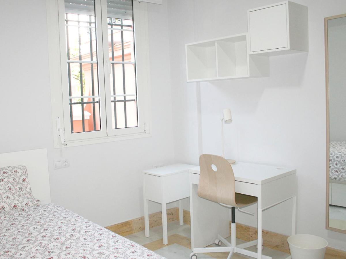 Colegio Mayor Careu - Women Only - University Community Seville Exterior photo
